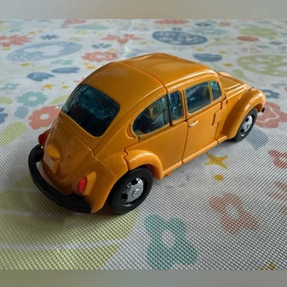 Hasbro Transformers War for Cybertron Netflix Bumblebee Action Figure - Picture 3 of 7